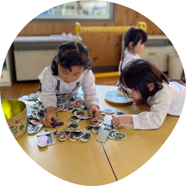 部屋で遊ぶ園児