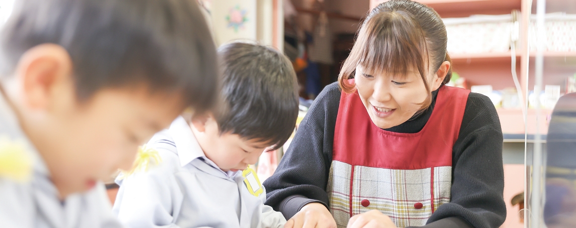 園児を見る先生