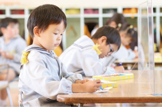 絵を書く園児