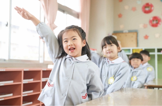 挙手する園児たち