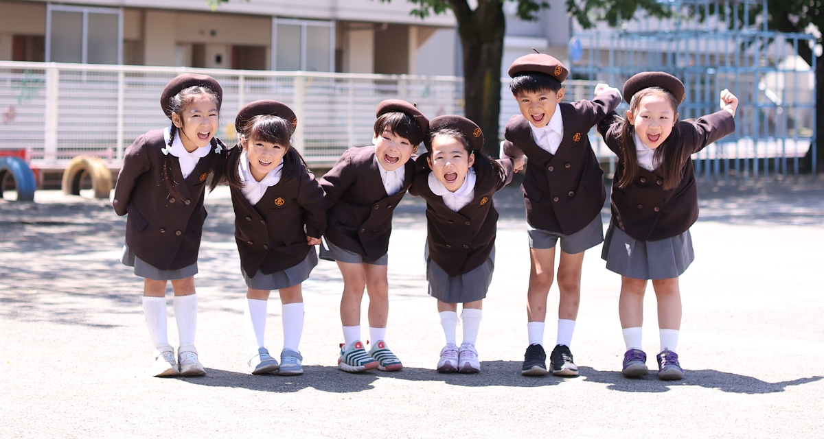 手を繋いだ園児達