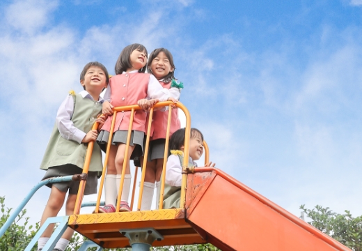 滑り台であそぶ様子