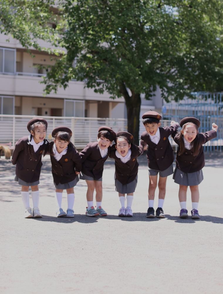 手を繋いだ園児達